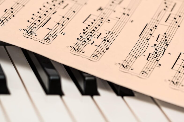 Ders Çalışırken Müzik Dinlemek: Odaklanma Aracı mı Yoksa Dikkat Dağıtıcı mı? Enstrümantal Müzik