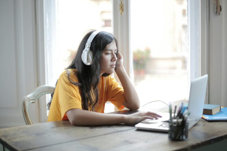 Ders Çalışırken Müzik Dinlemek: Odaklanma Aracı mı Yoksa Dikkat Dağıtıcı mı? müzikle ders çalışma